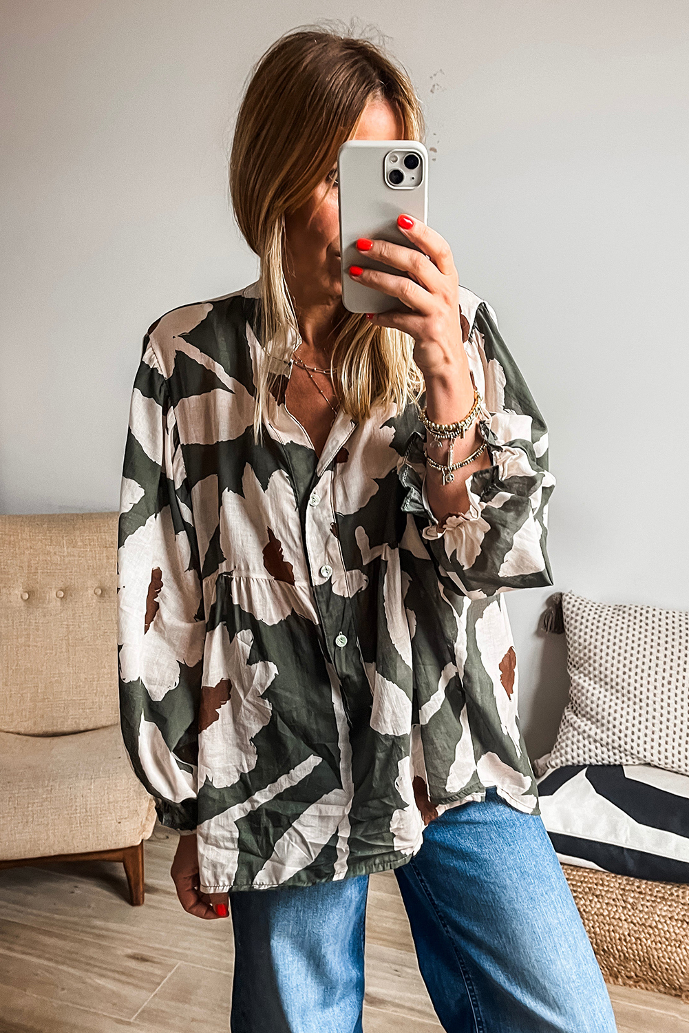 Four Leaf Clover Abstract Floral Print Puff Sleeve Half Button Blouse - Image 3