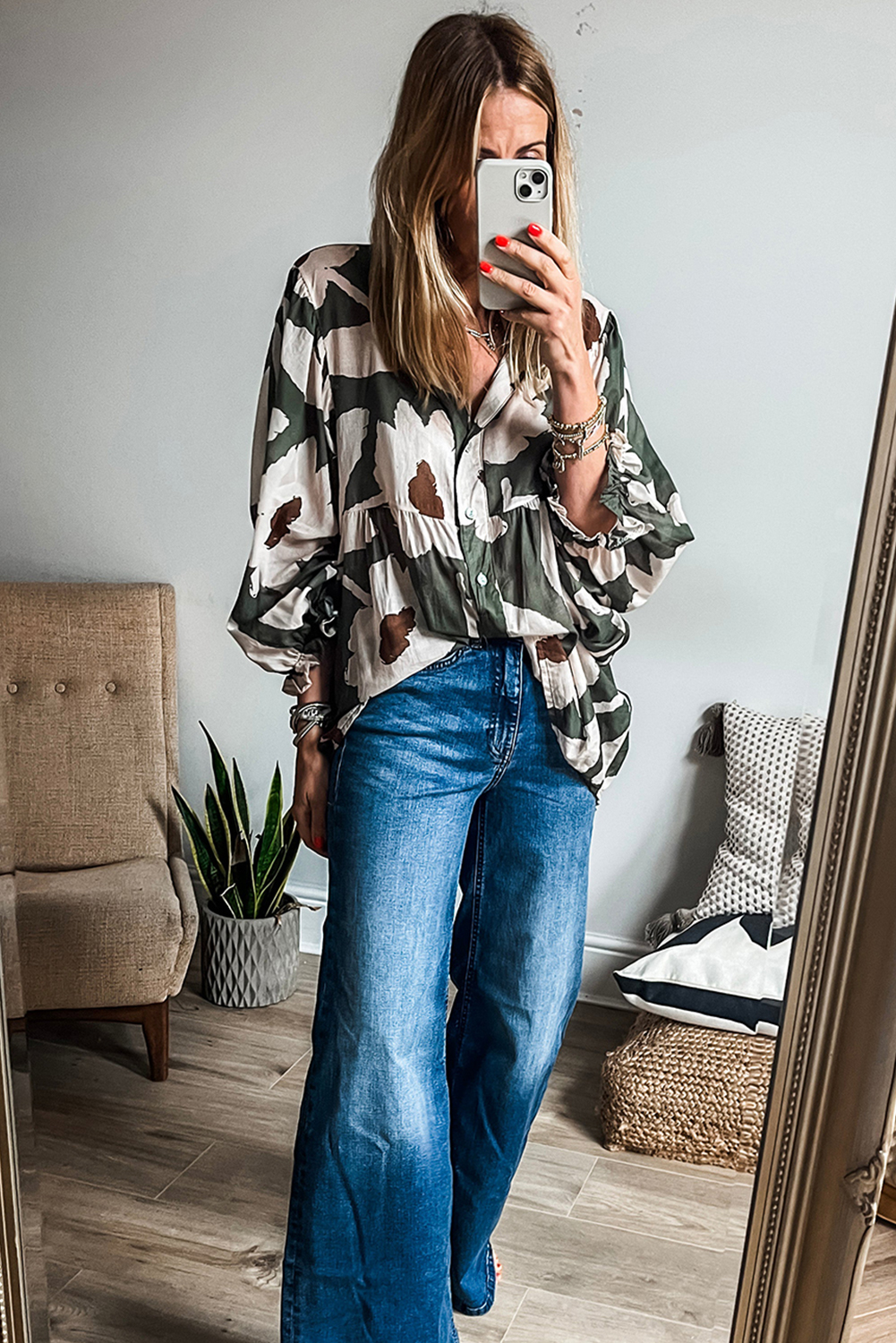 Four Leaf Clover Abstract Floral Print Puff Sleeve Half Button Blouse - Image 4